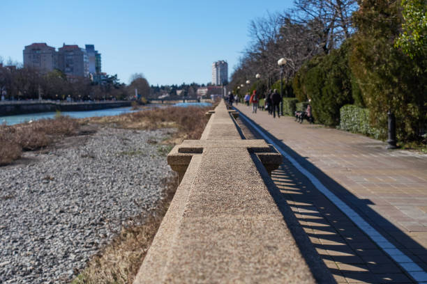 Lange wandeling langs een rivier in de stad
