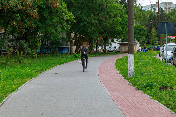 Beginnende fietser op een rustig stadsfietspad